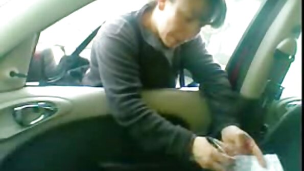 Девојка со тетоважа на задниот дел од бутот користи дилдо за самозадоволување