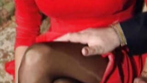 Лута црвенокоса тинејџерка вежба порно со обесена пријателка