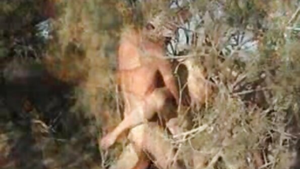 Девојка голта голем исончан кур со бледо исечена пичка